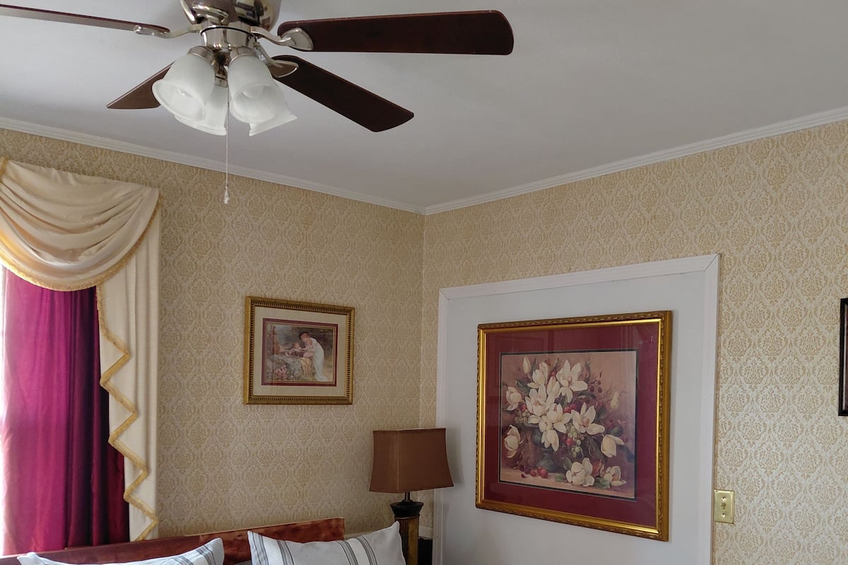 Muebles diferentes, escritorio y espacio para trabajar con laptop