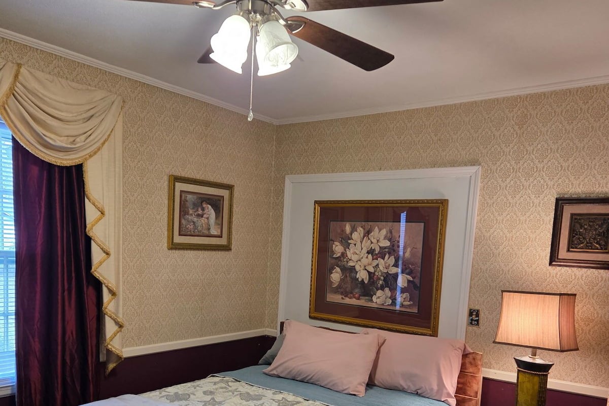 Muebles diferentes, escritorio y espacio para trabajar con laptop