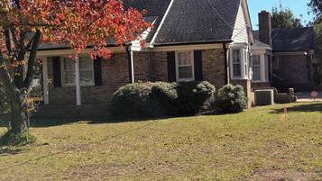 Muebles diferentes, escritorio y espacio para trabajar con laptop