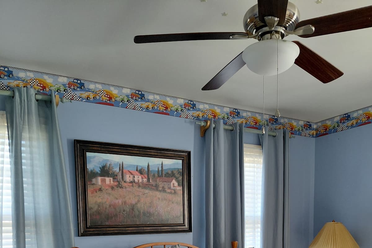 Muebles diferentes, escritorio y espacio para trabajar con laptop