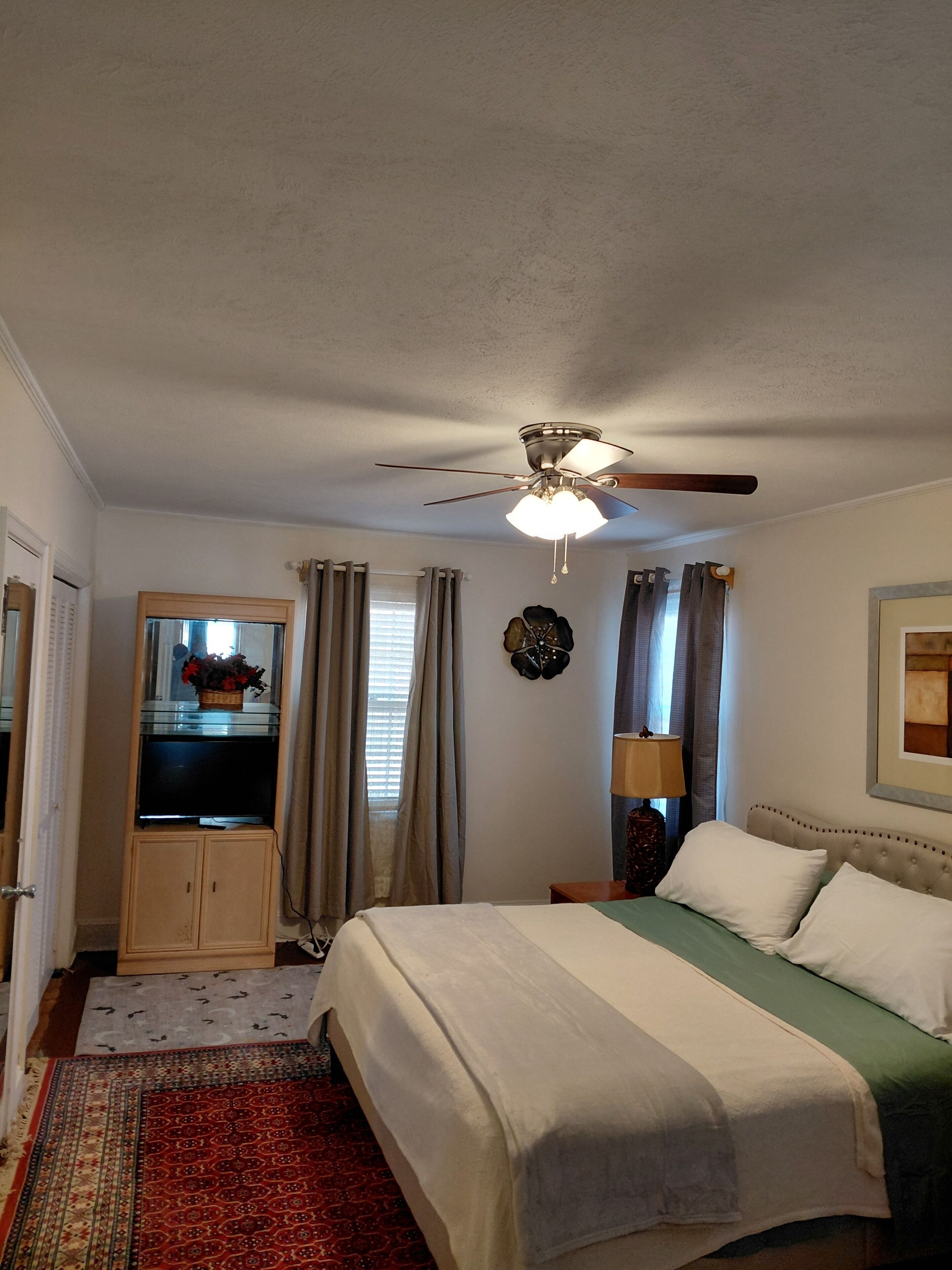 Muebles diferentes, escritorio y espacio para trabajar con laptop 