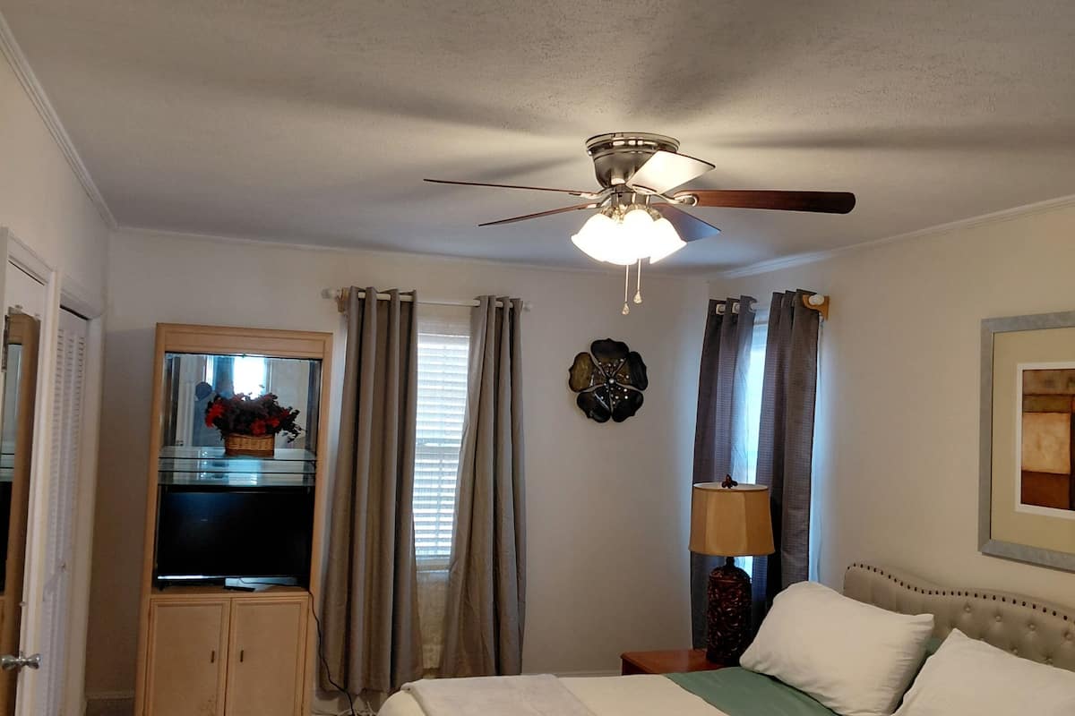 Muebles diferentes, escritorio y espacio para trabajar con laptop