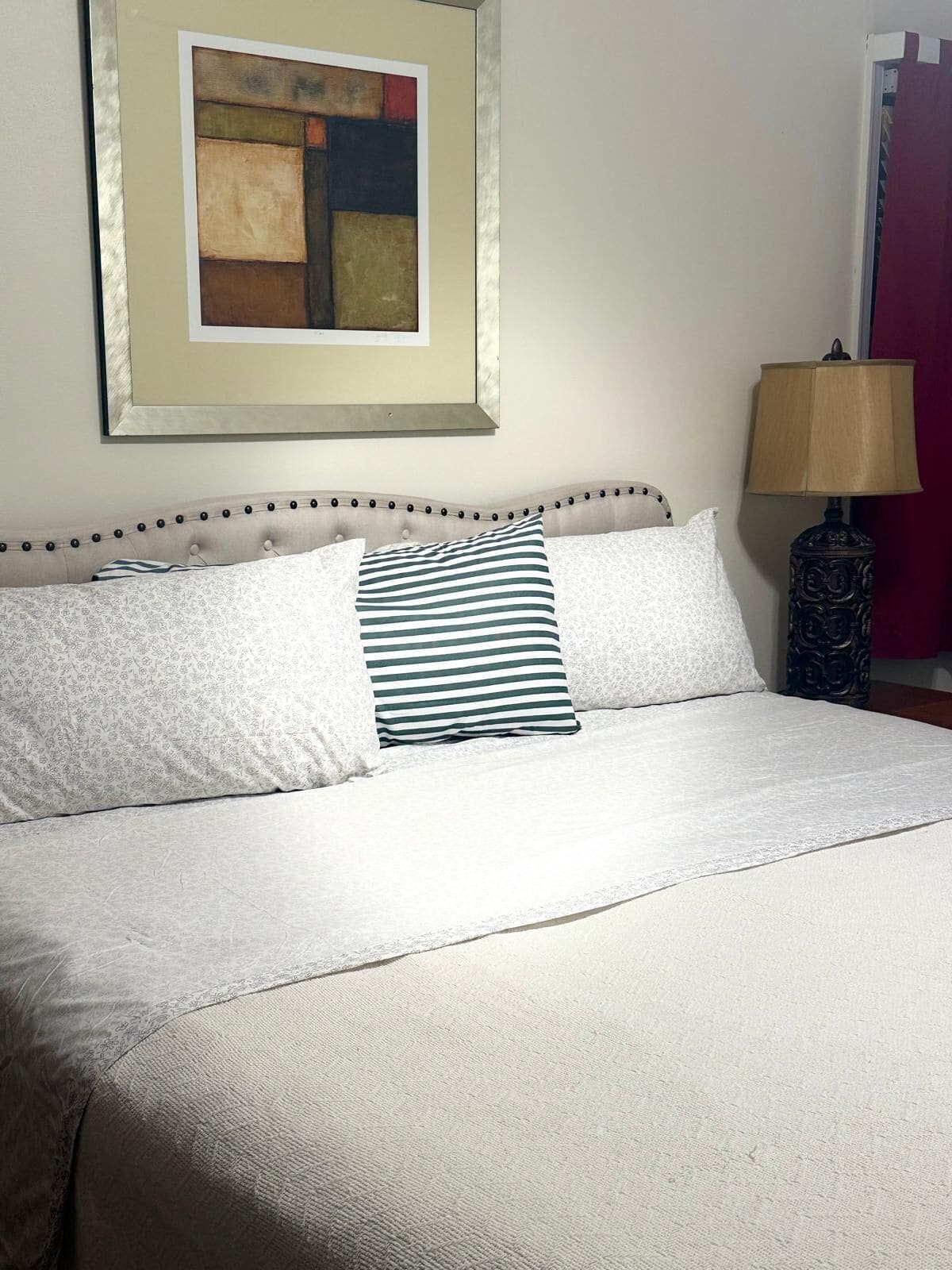 Rom – deluxe, 1 kingsize-seng, ikke-røyk, byutsikt | Individuelt innredet, skrivebord og skrivebord for bærbar PC