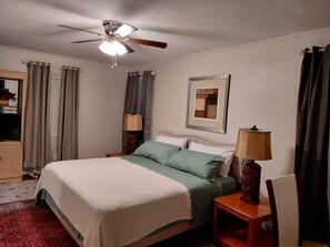 Rom – deluxe, 1 kingsize-seng, ikke-røyk, byutsikt | Individuelt innredet, skrivebord og skrivebord for bærbar PC