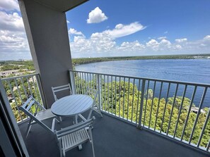 Outdoor dining - Orlando 11th Floor - 5 min From Disney. Blue Heron (Orlando)