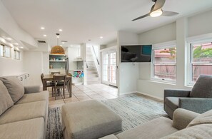 Smart TV - Stylish Two-Bedroom Retreat in Sunny San Diego – Includes AC (San Diego)