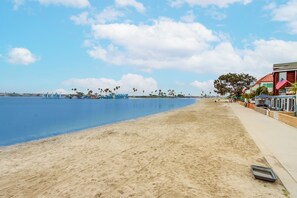 Beach nearby, sun-loungers, beach towels - Stylish Two-Bedroom Retreat in Sunny San Diego – Includes AC (San Diego)