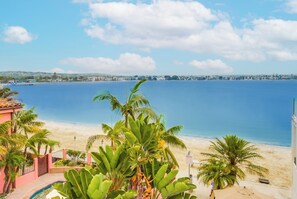 Una spiaggia nelle vicinanze, lettini da mare, teli da spiaggia