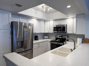 Jääkaappi, mikroaaltouuni, uuni, liesi