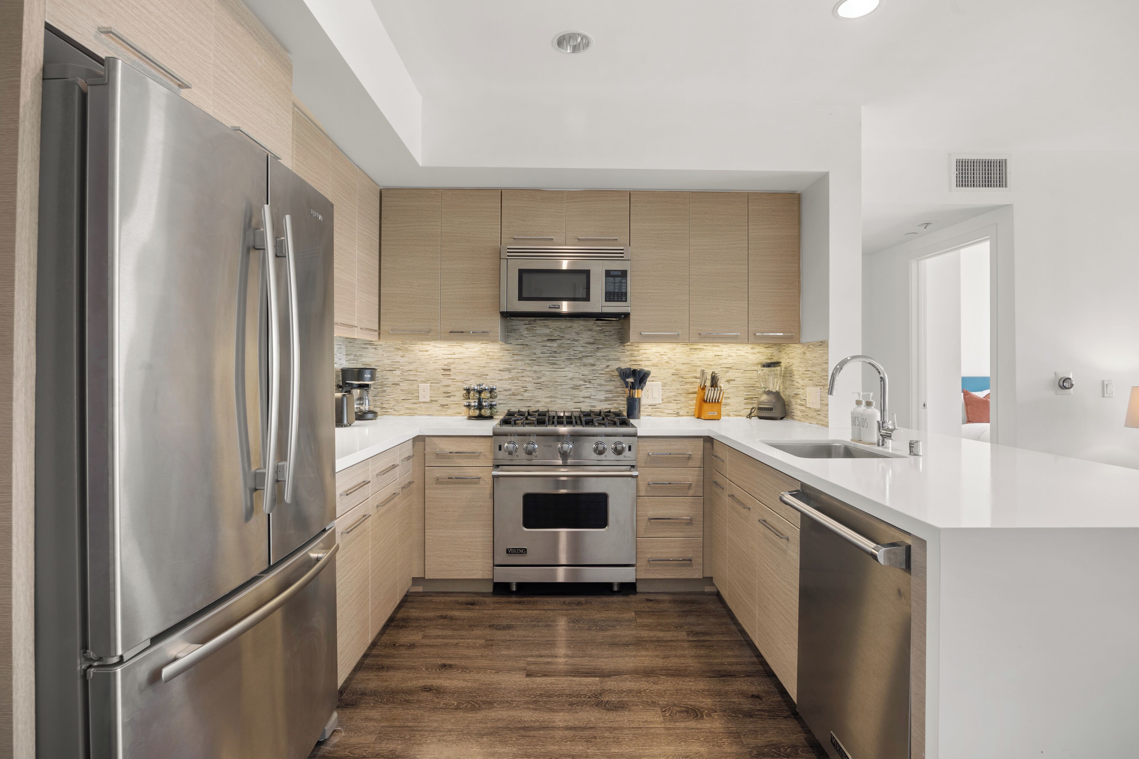 Jääkaappi, mikroaaltouuni, uuni, liesi