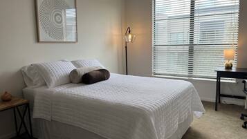 Tabla de planchar con plancha, wifi y ropa de cama