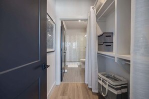 Shower, hair dryer, towels, shampoo - Gaia - Odyssey - 4 Units - Heart of Midtown (Nashville)