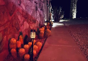 Property grounds - Pool + Spa + Stargazing: Stylish Mid-Century Home Near Joshua Tree National Park (Twentynine Palms)
