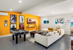 Smart TV, books - Pool + Spa + Stargazing: Stylish Mid-Century Home Near Joshua Tree National Park (Twentynine Palms)