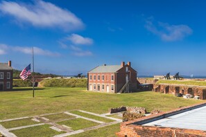 Exterior - Walk to Beach, Super Large Screened Patio - Amelia Island (Fernandina Beach)