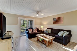 TV - Walk to Beach, Super Large Screened Patio - Amelia Island (Fernandina Beach)