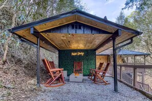 Property grounds - Private A-Frame Getaway I Hot Tub I Game Room I Pet Friendly I Fenced Yard (Gatlinburg)