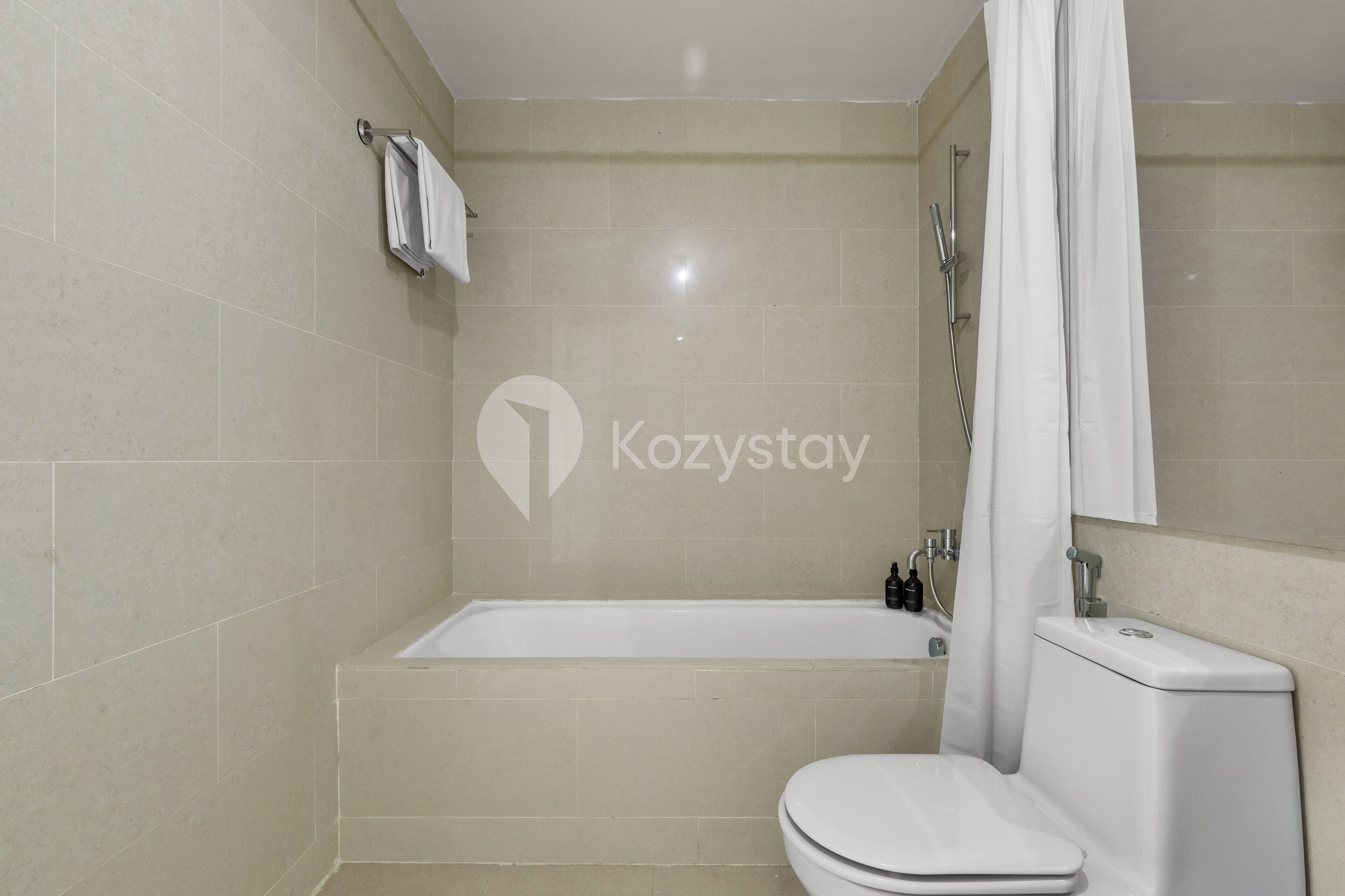 Un baño moderno con bañera, inodoro y ducha.