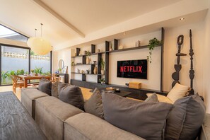 Villa | Living room | 32-inch Smart TV with digital channels - Black Villa by Betterplace (Tabanan)