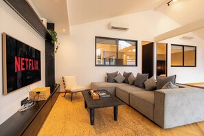 Villa | Living room | 32-inch Smart TV with digital channels - Black Villa by Betterplace (Tabanan)