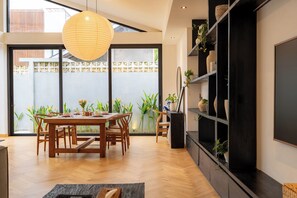 Villa | Living room | 32-inch Smart TV with digital channels - Black Villa by Betterplace (Tabanan)
