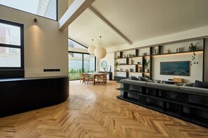 Villa | Wohnbereich | 32-Zoll-Smart-TV mit Digitalempfang