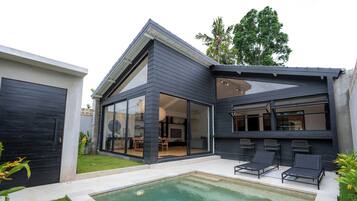 Hồ bơi ngoài trời