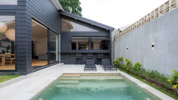 Hồ bơi ngoài trời