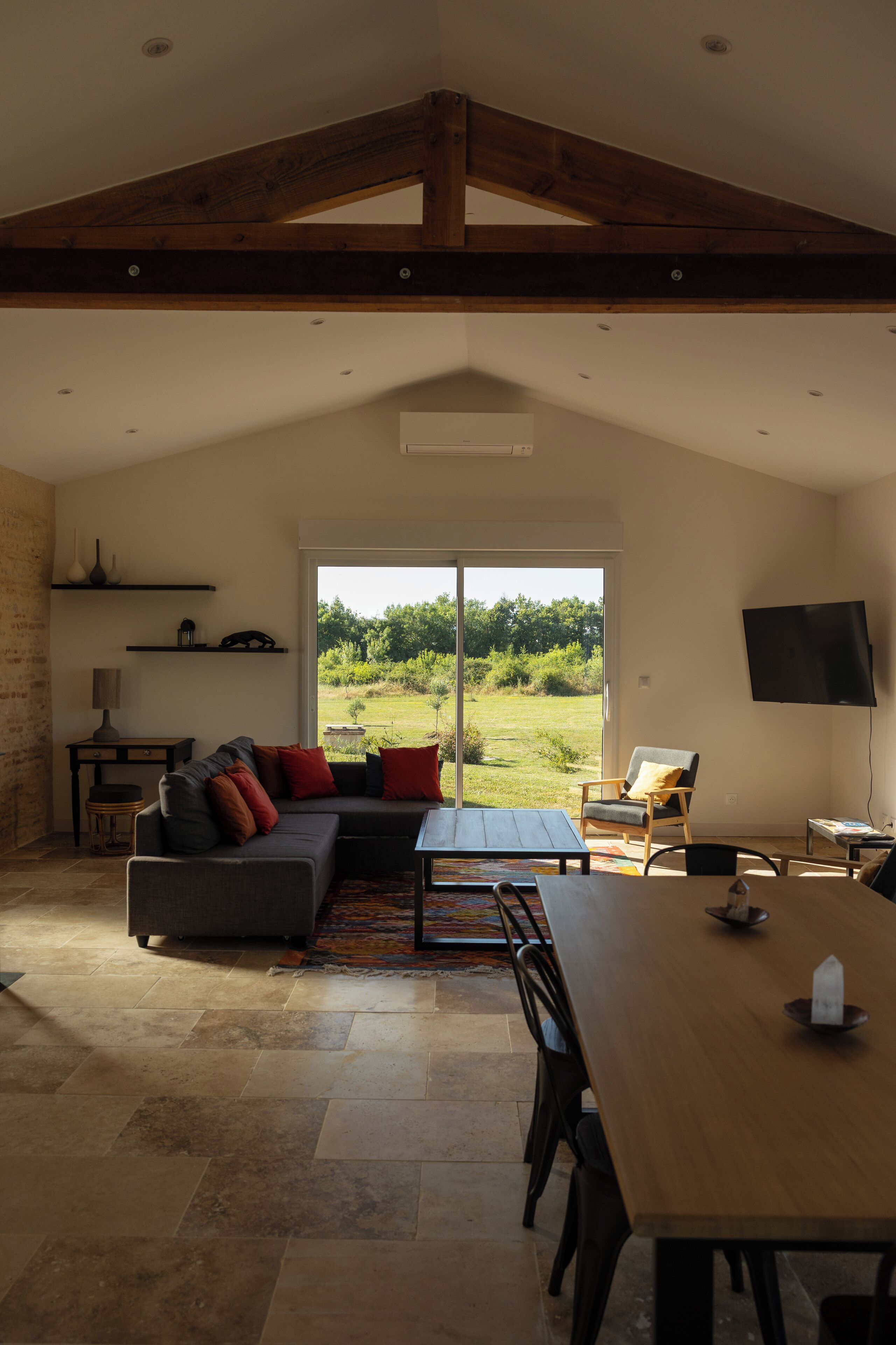 TV connectée, table de tennis de table, livres