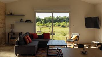 Smart TV, table tennis, books