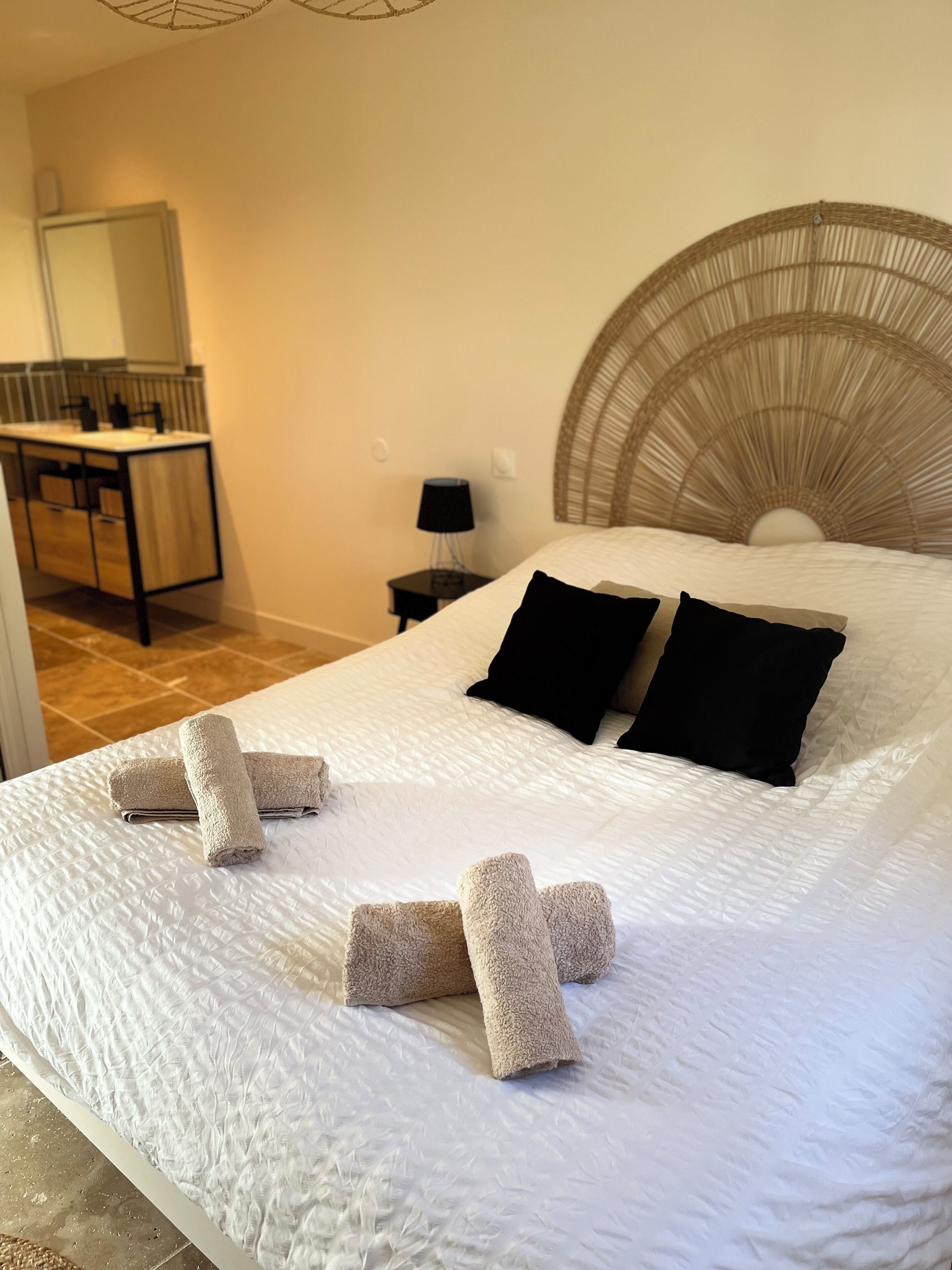 3 bedrooms, desk, iron/ironing board, travel crib