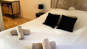 Escritorio, tabla de planchar con plancha y wifi