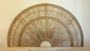 A bed with a woven headboard, white bedding, and two pillows. - Renovated farmhouse with swimming pool, pétanque and country views (Coufouleux)