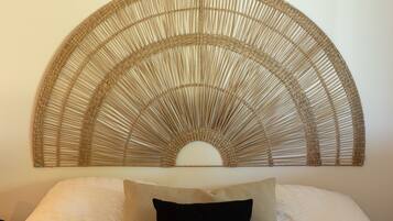 Escritorio, tabla de planchar con plancha y wifi