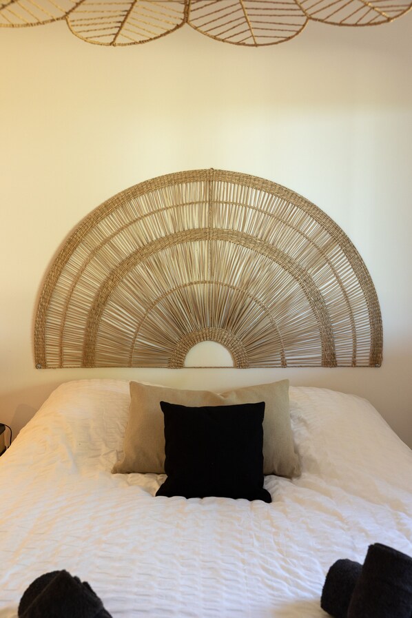 Escritorio, tabla de planchar con plancha, wifi