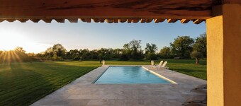Renovated farmhouse with swimming pool, pétanque and country views