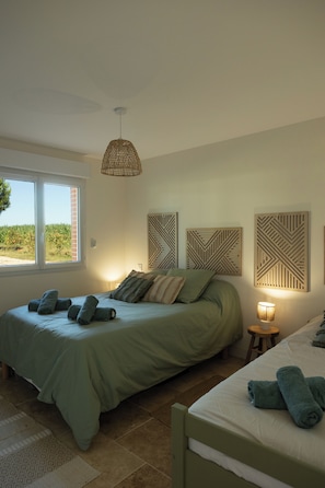 3 bedrooms, desk, iron/ironing board, travel crib - Renovated farmhouse with swimming pool, pétanque and country views (Coufouleux)