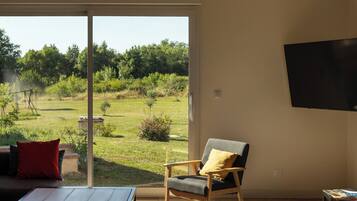 Smart-tv, een tafeltennistafel en boeken