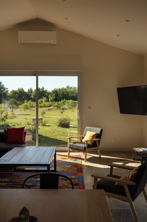 تلفزيون ذكي، تنس طاولة، كُتُب