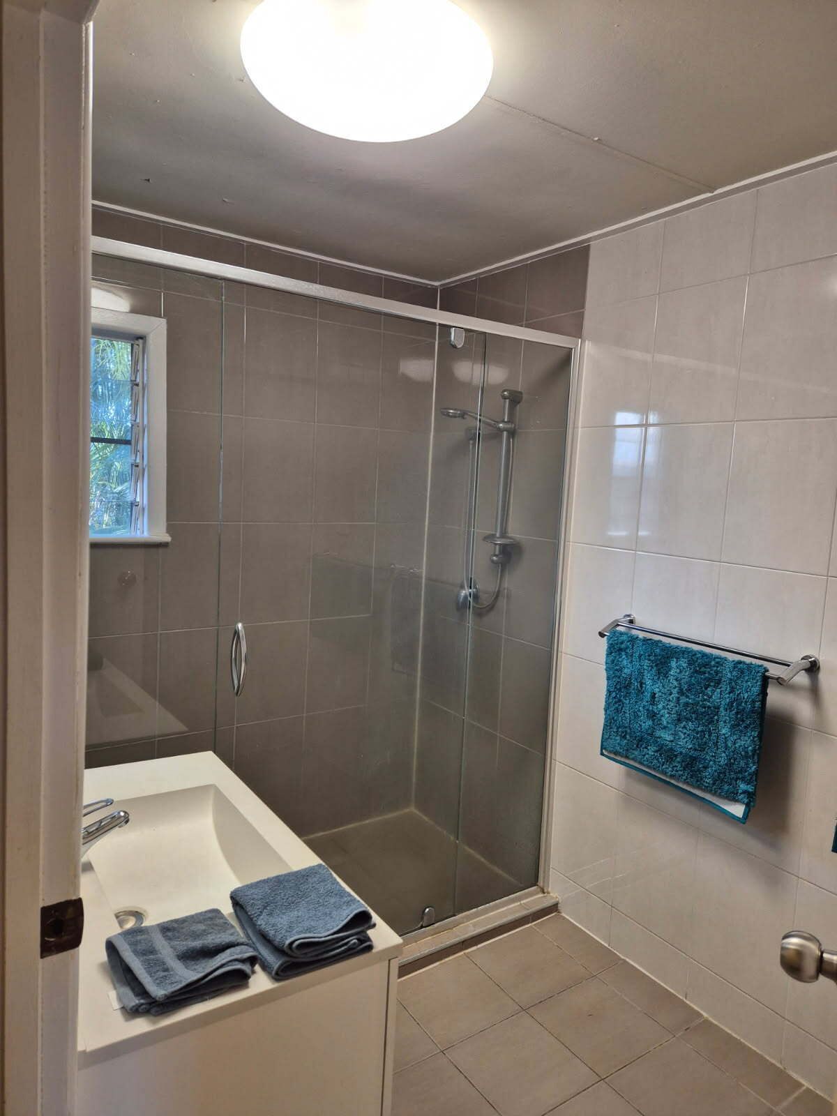 Sèche-cheveux, serviettes fournies, savon, papier toilette