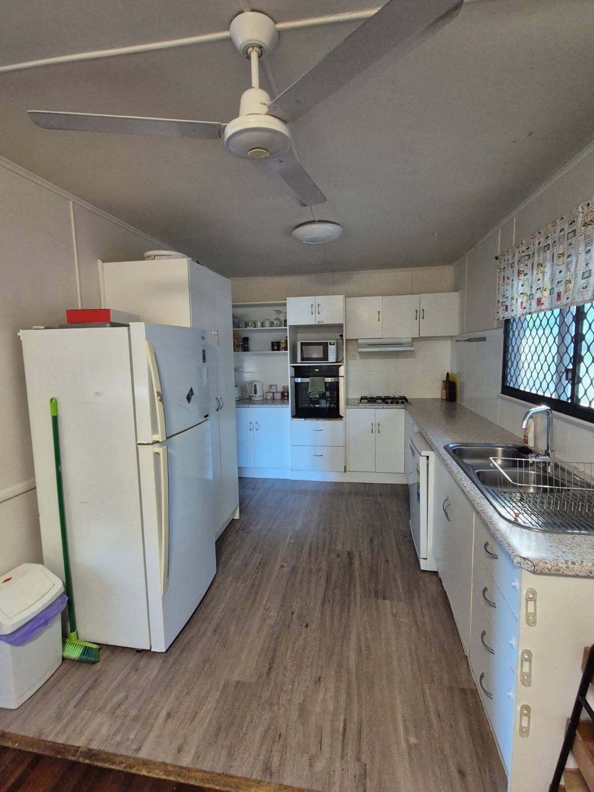 Micro-ondes, four, plaque de cuisson, lave-vaisselle