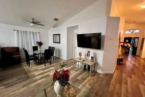 Room - Grand Luxury Pool Home Near Disney & Universal (Davenport)