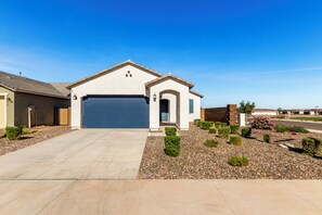 Exterior - 3-bedroom house in beautiful Maricopa with cool AC breeze (Maricopa)