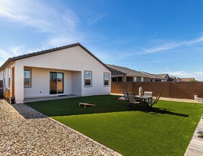 Outdoor dining - 3-bedroom house in beautiful Maricopa with cool AC breeze (Maricopa)