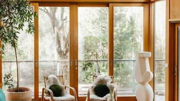 Televisión y chimenea