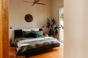 4 bedrooms, iron/ironing board, WiFi, bed sheets