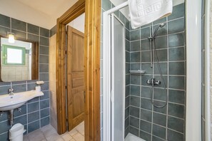 Shower, bidet, towels - Borgo Primizia M6 Pool And Sea, Otranto, Italy (Otranto)