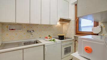 Frigorifero, microonde, forno, piano cottura
