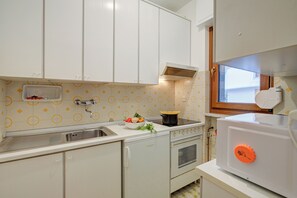 Fridge, microwave, oven, stovetop - Appartamento Vista Alta, Oulx, Italy (Oulx)