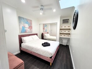 2 slaapkamers, een strijkplank/strijkijzer, gratis wifi, beddengoed